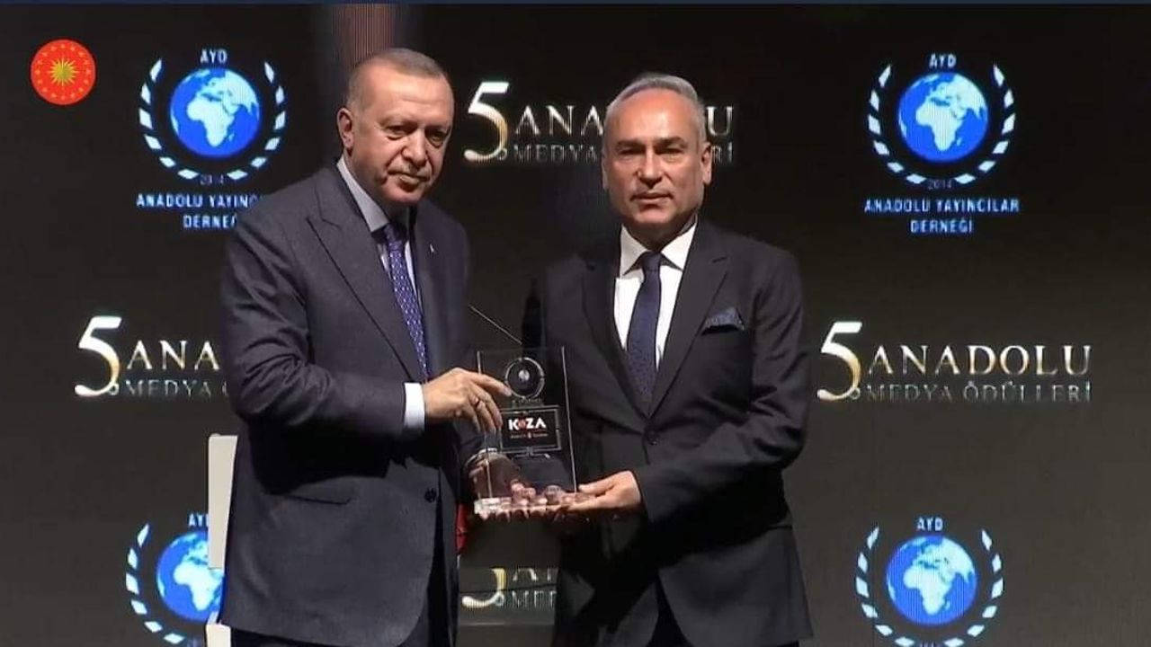 Kanal 26 Ödülünü Cumhurbaşkanı Erdoğan’ın Elinden Aldı