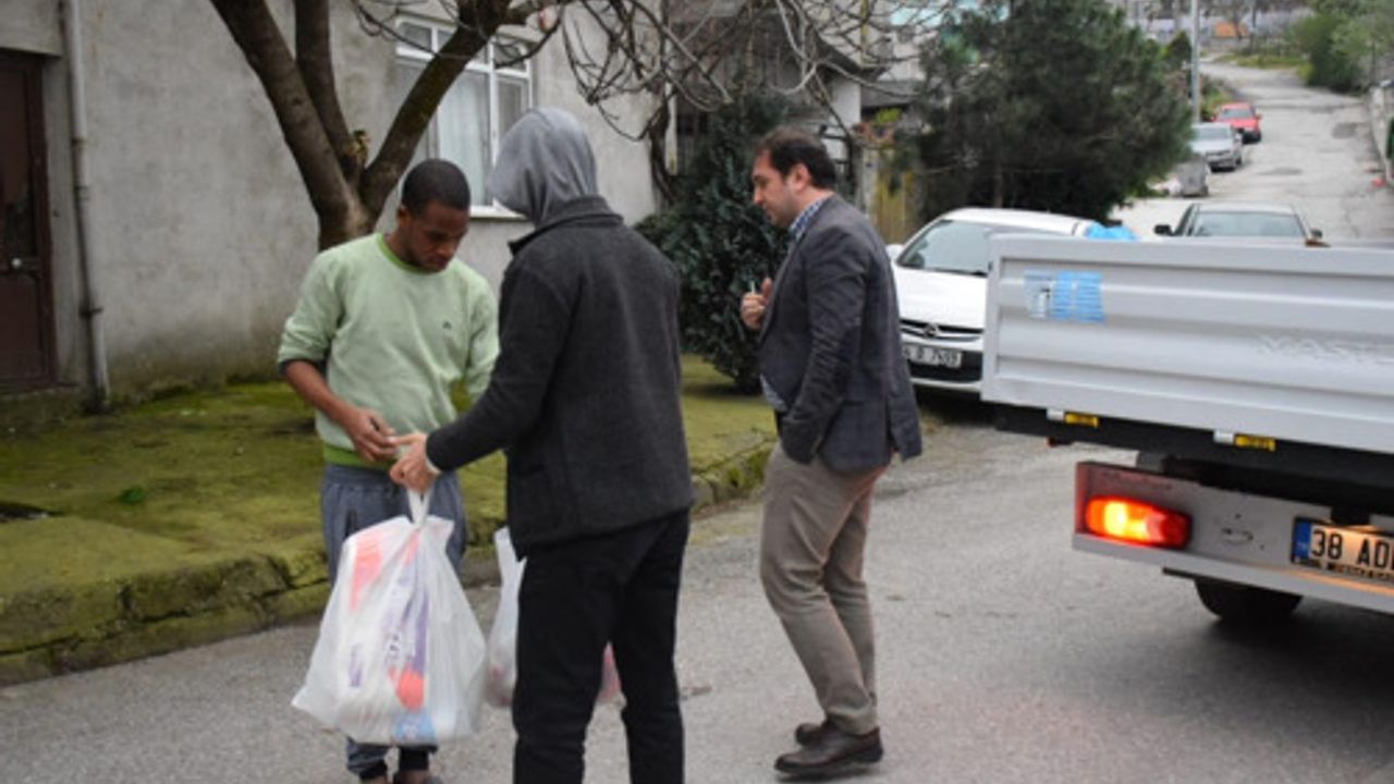 Dünya Onları Eve Gönderiyor, Türkiye Yardım Ulaştırıyor