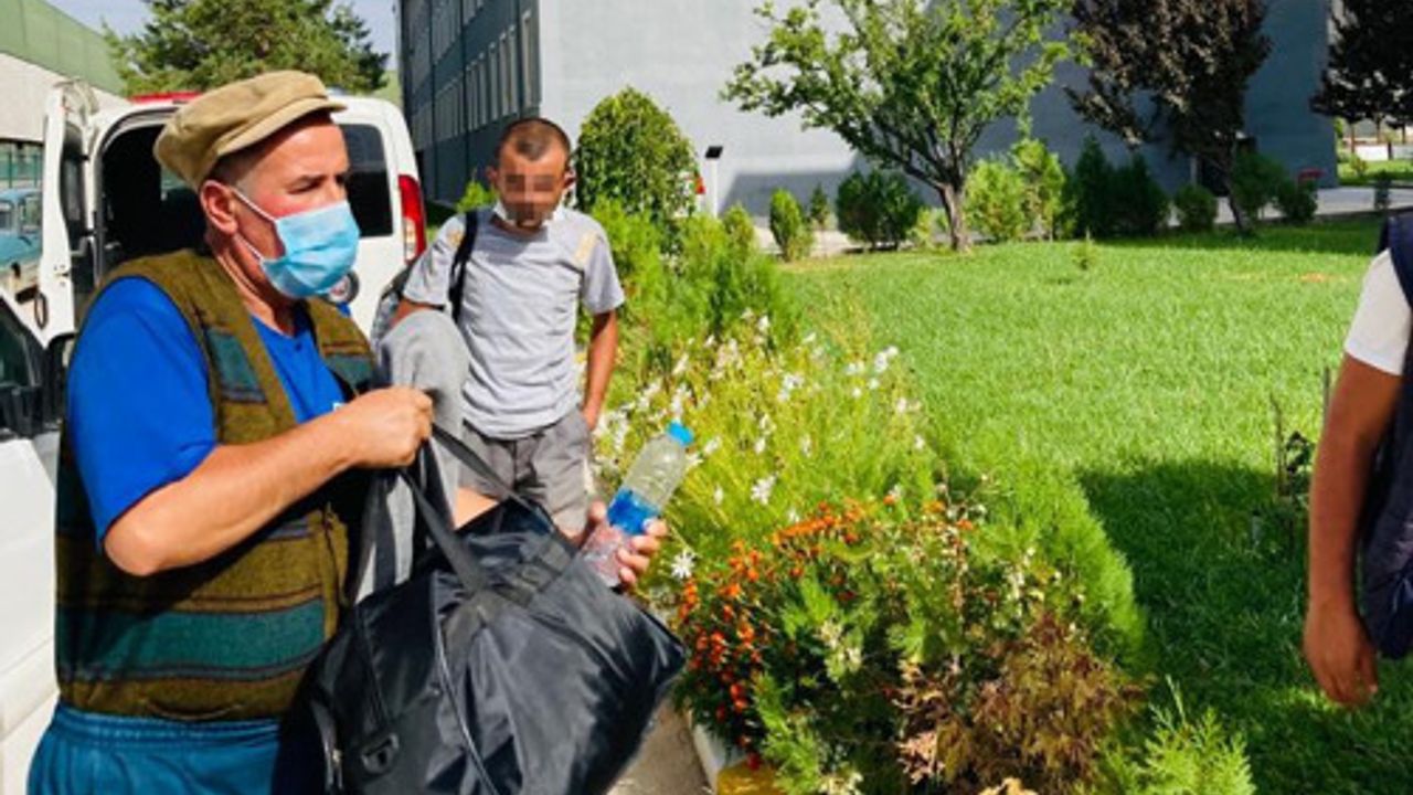 Karantinadan Kaçan İki Şahsı Polis Sokakta Yakaladı