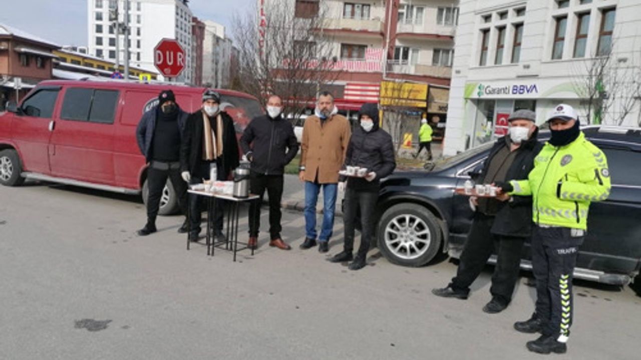 Kayı Boyu Derneği’nden Kısıtlamada Kar Altında Vazife Yapan Polislere Ziyaret
