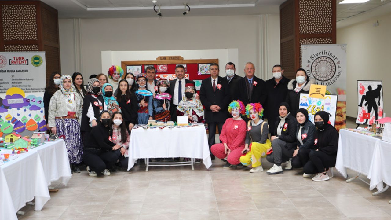 Başkan Yüzügüllü Özel Eğitim Öğrencilerinin Açtığı Sergisine Katıldı