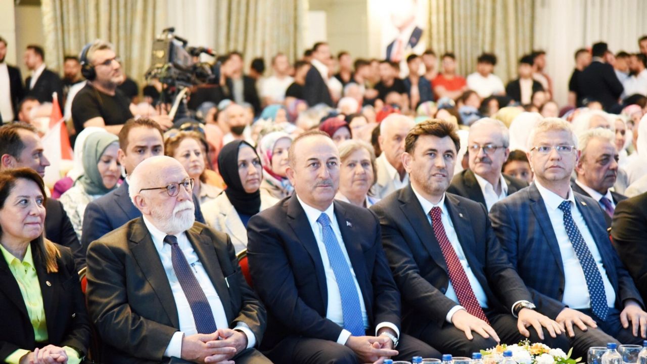 Dışişleri Bakanı Mevlüt Çavuşoğlu’ndan AK Parti Eskişehir Teşkilatı’na Övgü