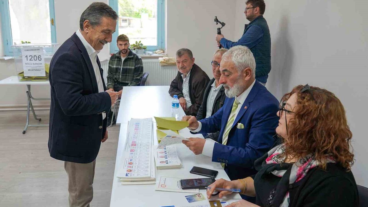 Başkan Ataç eşi ve kızı ile birlikte sandık başına gitti