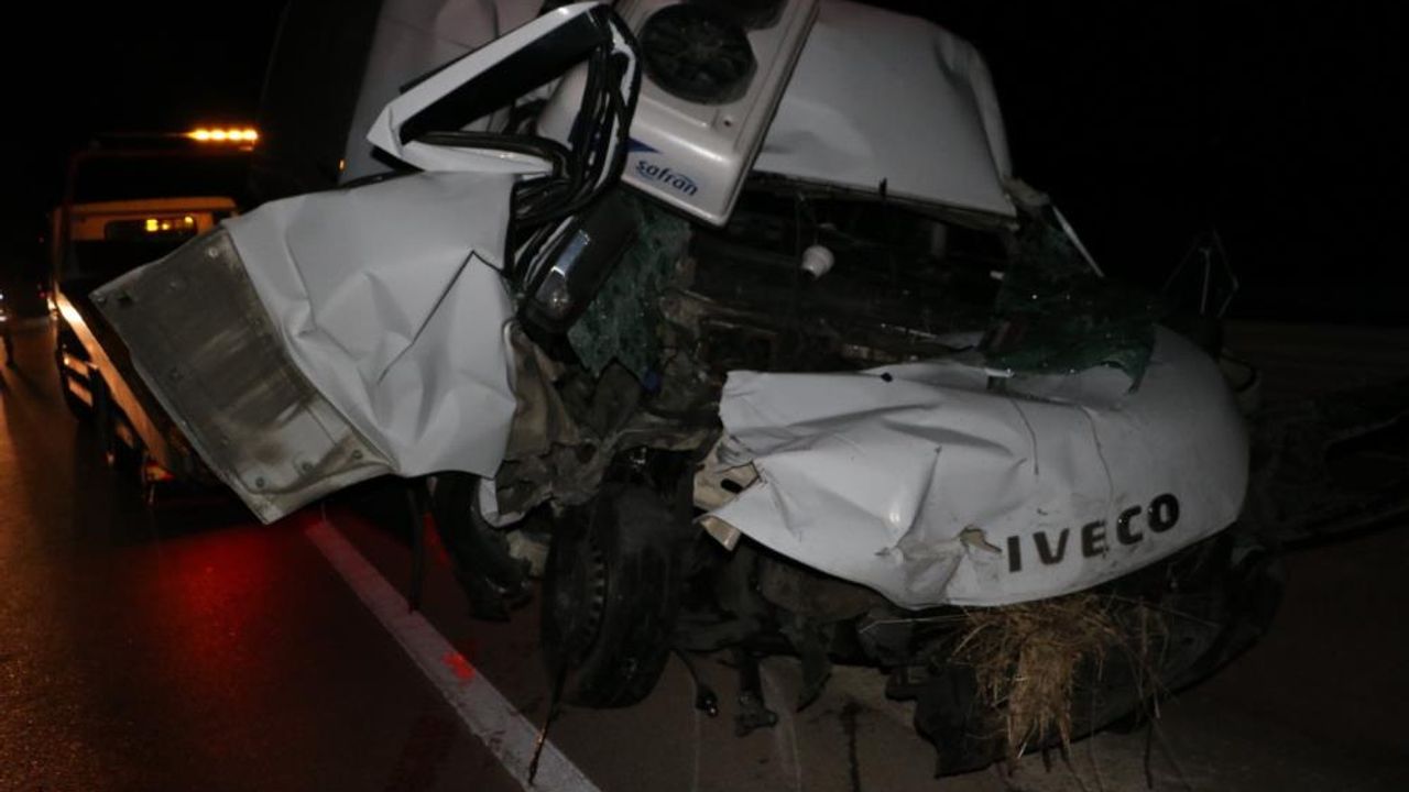 Kamyona arkadan çarpan kamyonet sürücüsü ağır yaralandı