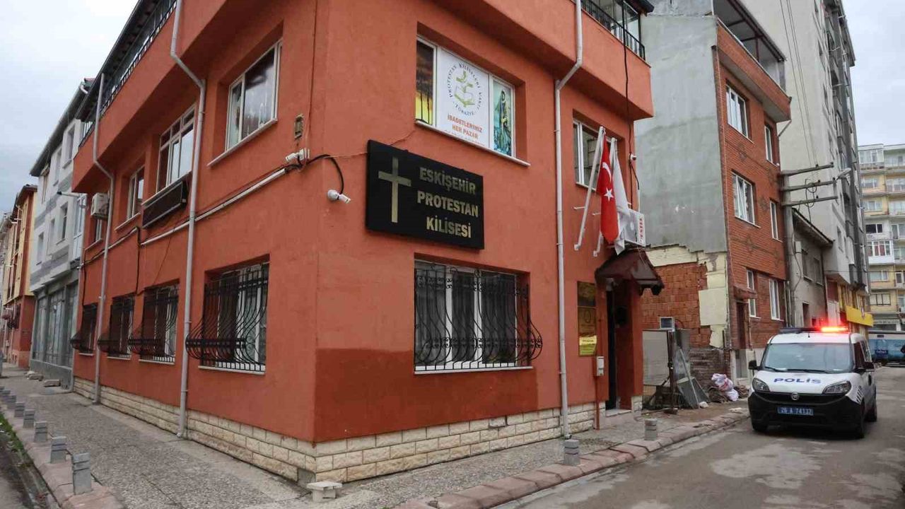 Pastöre tokatlı saldırıyla gündeme gelen kiliseye zorla girmeye çalışan alkollü şahıslar tutuklandı