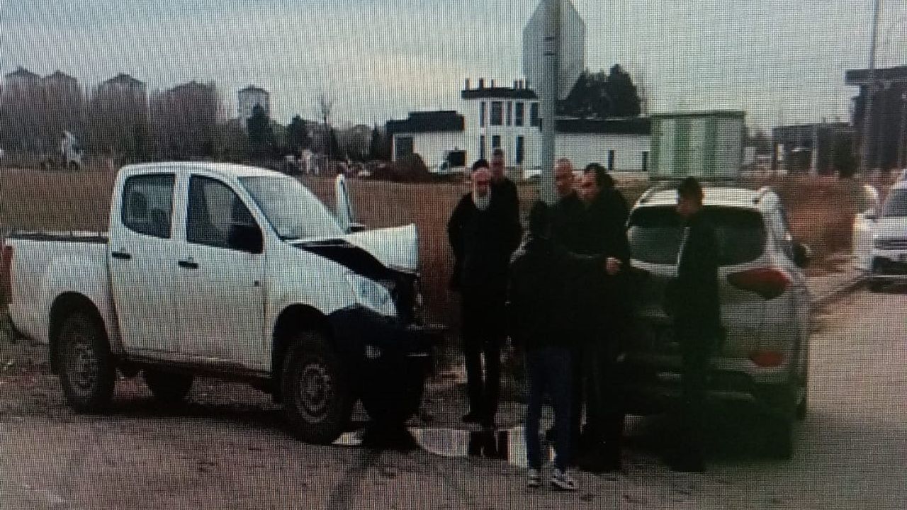 Kavşağa kontrolsüz giren araçlar çarpıştı : 5 yaralı