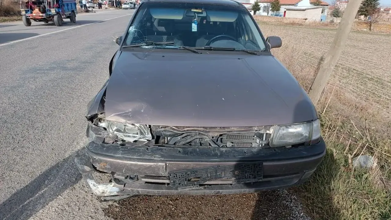 Akaryakıt istasyonundan çıkan motosiklete otomobil çarptı