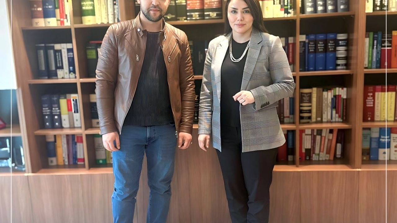 Pınar Turhanoglu, Broşür dağıtırken Özel Kalem Müdürü tarafından Dağa kaçırılan Genç'le buluştu