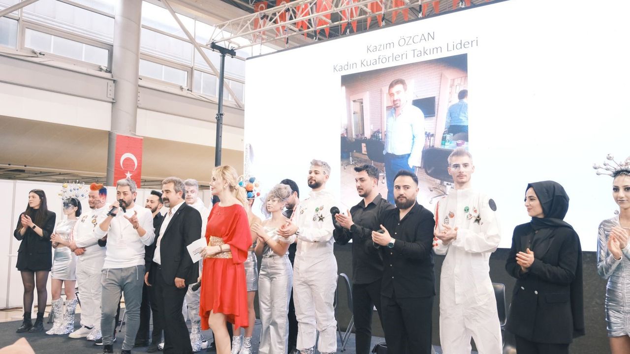 Alper Gezeravcı’dan aldıkları ilham ile ‘Uzay’ konseptli gösteri yaptılar