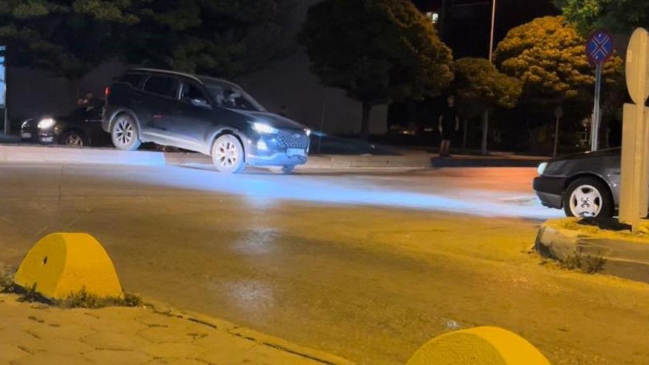 Refüjün üzerinden karşıya geçmeye çalıştı aracı asılı kaldı