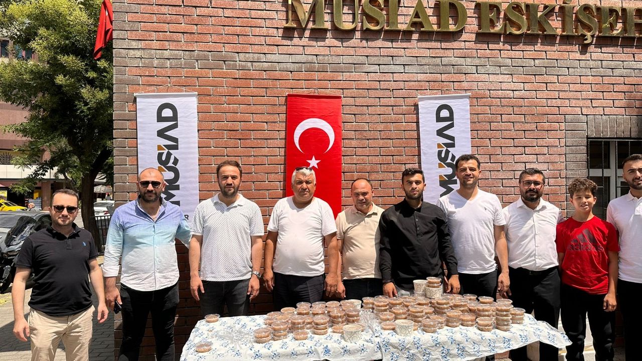MÜSİAD Eskişehir Şubesi Muharrem ayı dolayısıyla vatandaşlara aşure ikramında bulundu