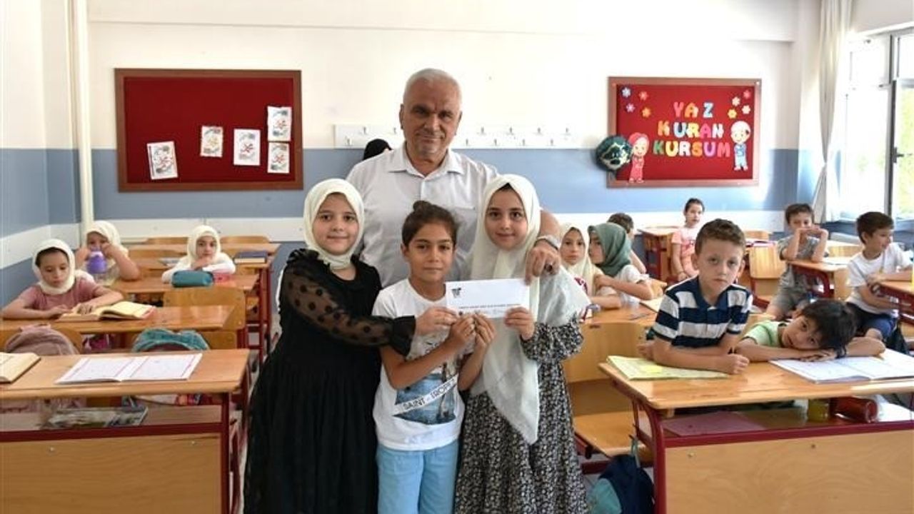 Kur’an Kursuna giden minik öğrencilerden Filistin’e destek