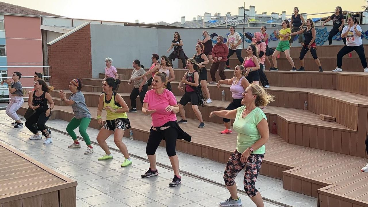 Yaz aylarında dans fit ile spor yaptılar
