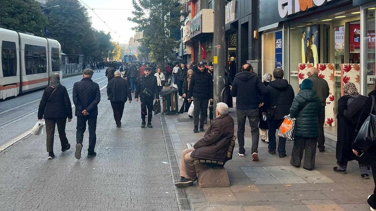 Havanın sıcak oluşunu fırsat bilenler kendini dışarıya attı ki