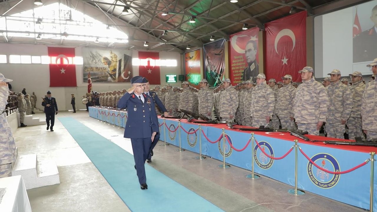 Kütahya’da acemi eğitimini tamamlayan askerler yemin etti