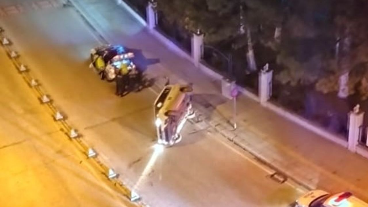 Virajı alamayan hafif ticari araç devrildi