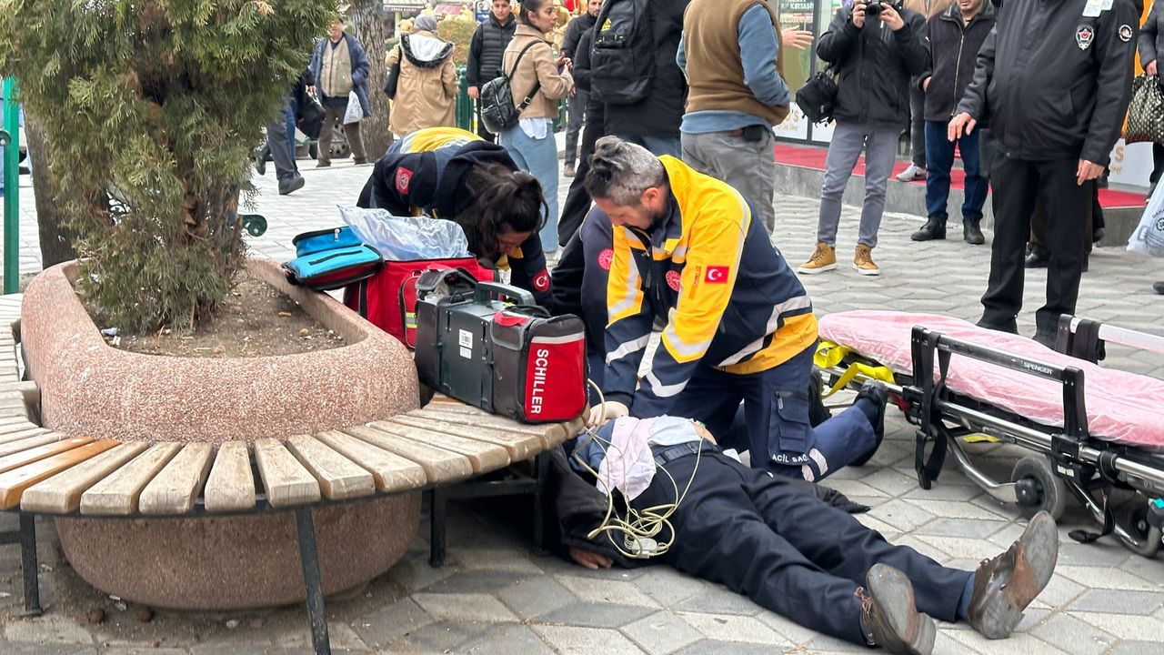 Yere yığılan yaşlı adama oradan geçen doktor müdahale etti, kalp masajı ile hayata döndü