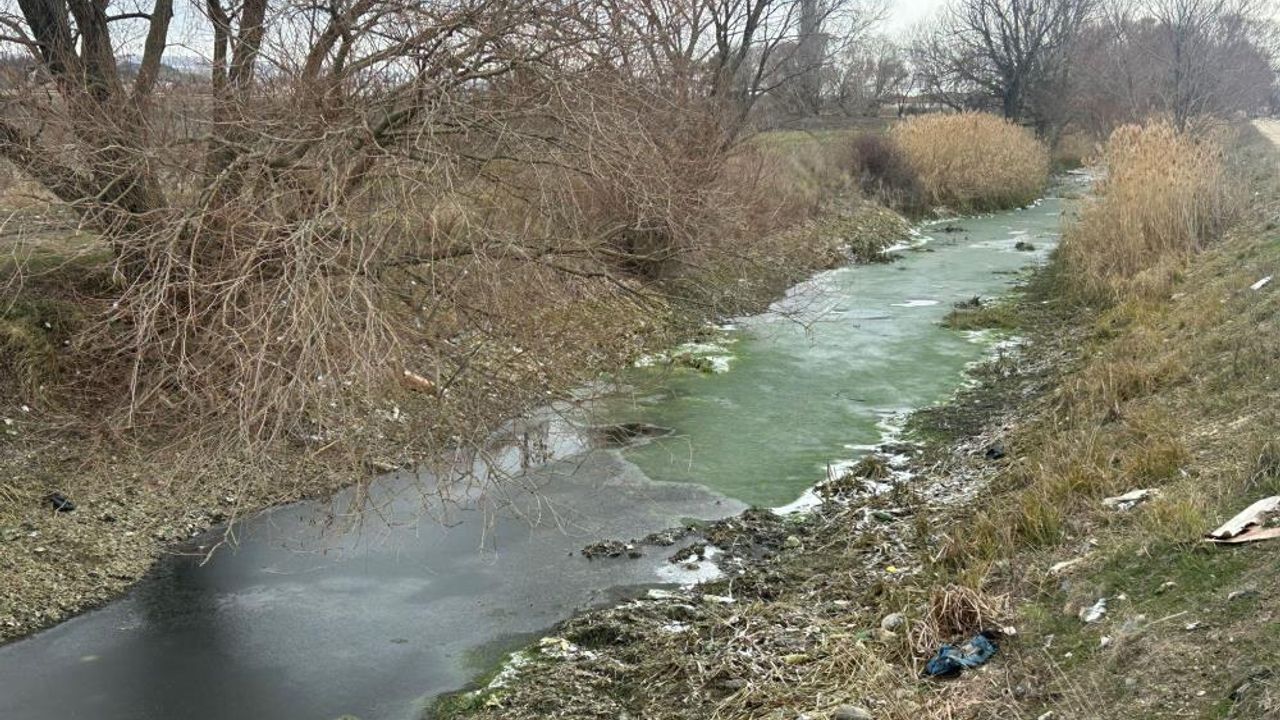 Eskişehir'de sulama kanalları buz tuttu
