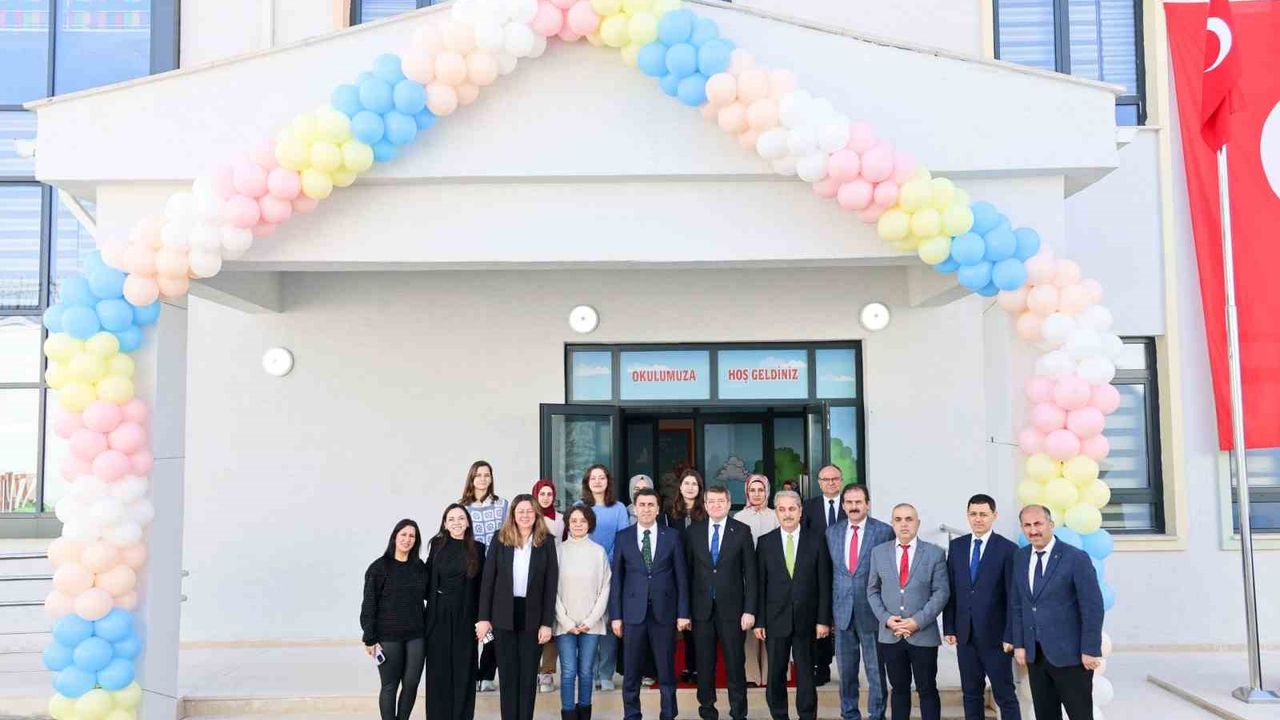 Vali Aygöl, ikinci yarıyılın ilk ders zilinde öğrencilerle bir araya geldi