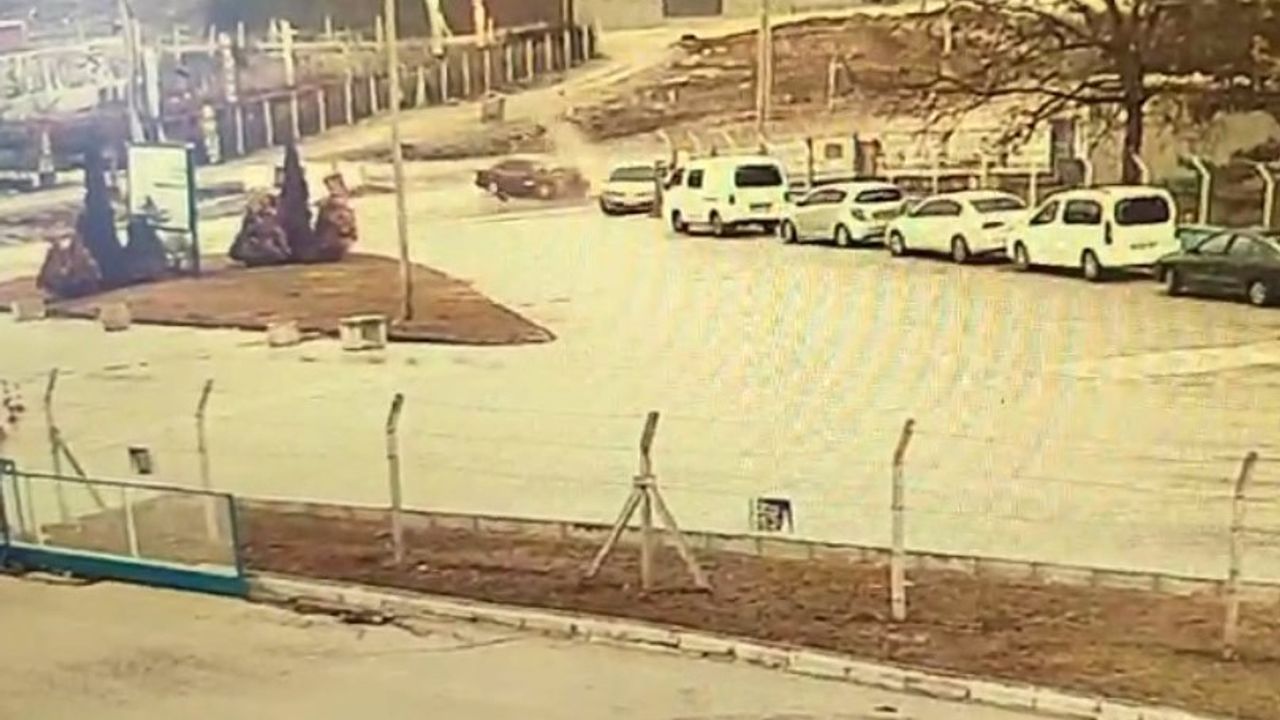 Bir anda geri geri kaymaya başlayan araç, arkasındaki otomobile çarptı