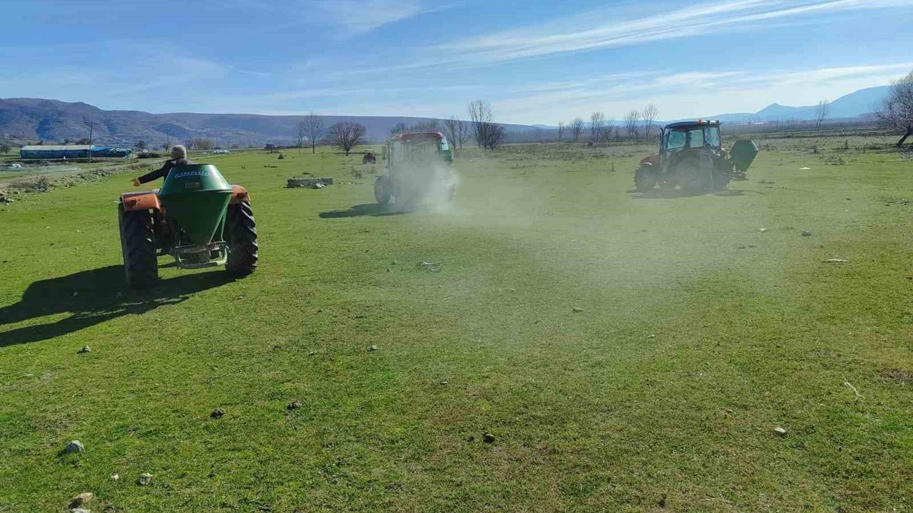 Kütahya’da 8 köyde yaklaşık 5 bin 500 dekar mera alanı gübrelendi