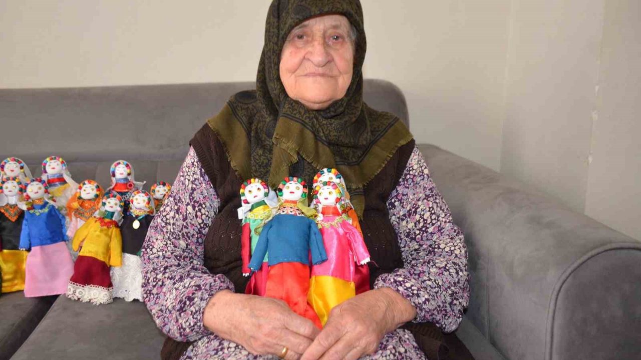 93 yaşındaki Şerife nine yaptığı bez bebekleri çocuklara dağıtıyor