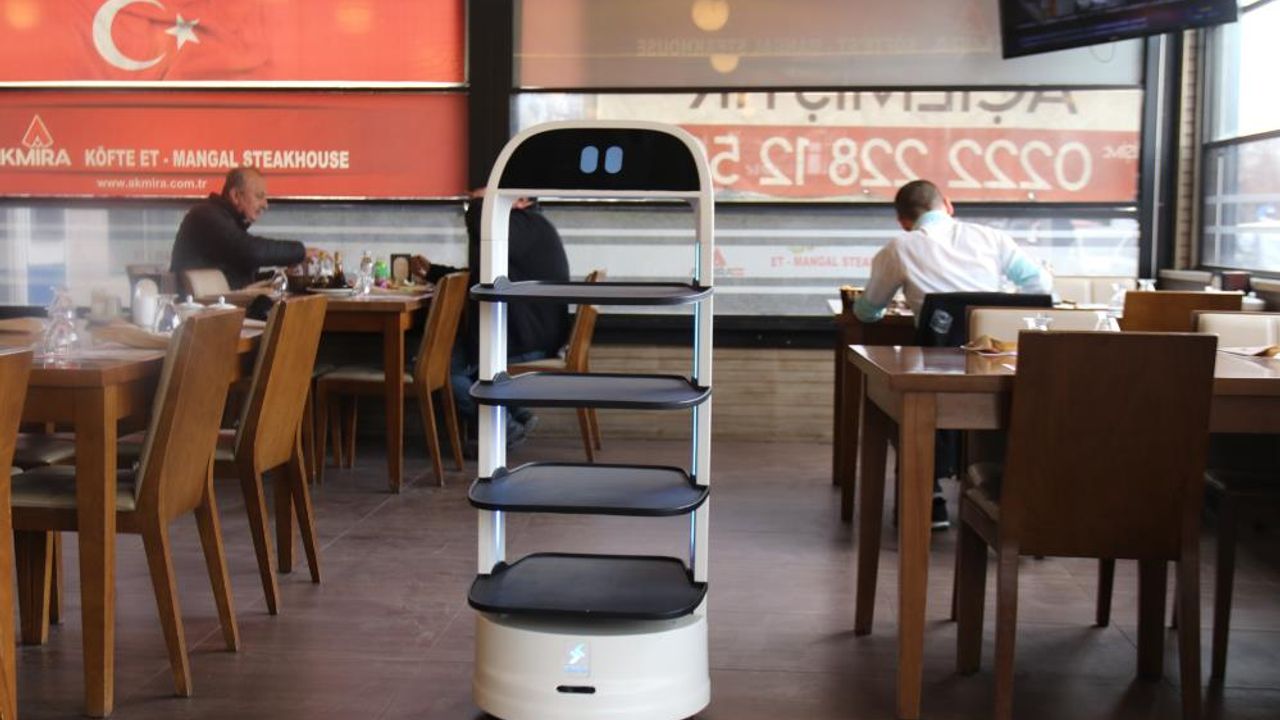 Robot garson "Şef" yaptığı servisle müşterilere farklı bir deneyim sunuyor