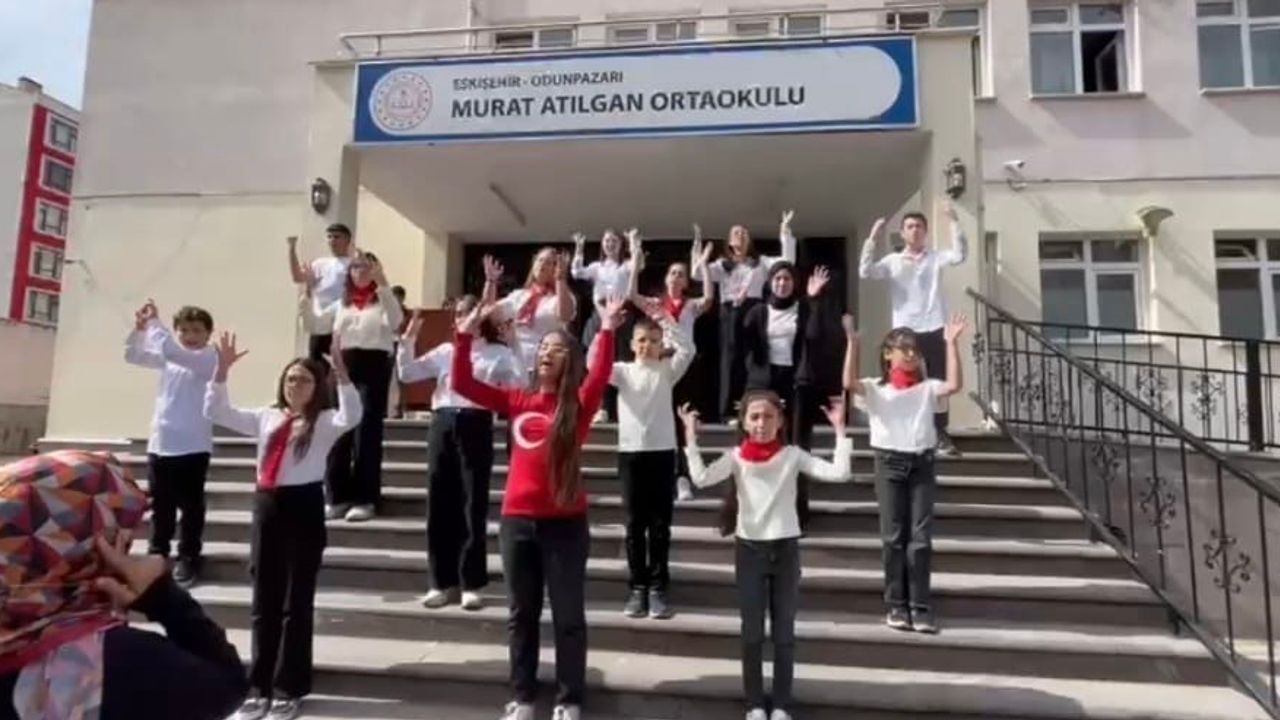Öğrenciler İstiklal Marşı’nı işaret diliyle okudu