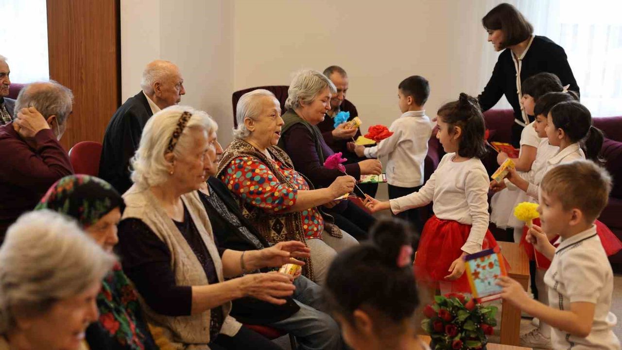 Es Çocuk Evi öğrencileri büyüklerini yalnız bırakmadı