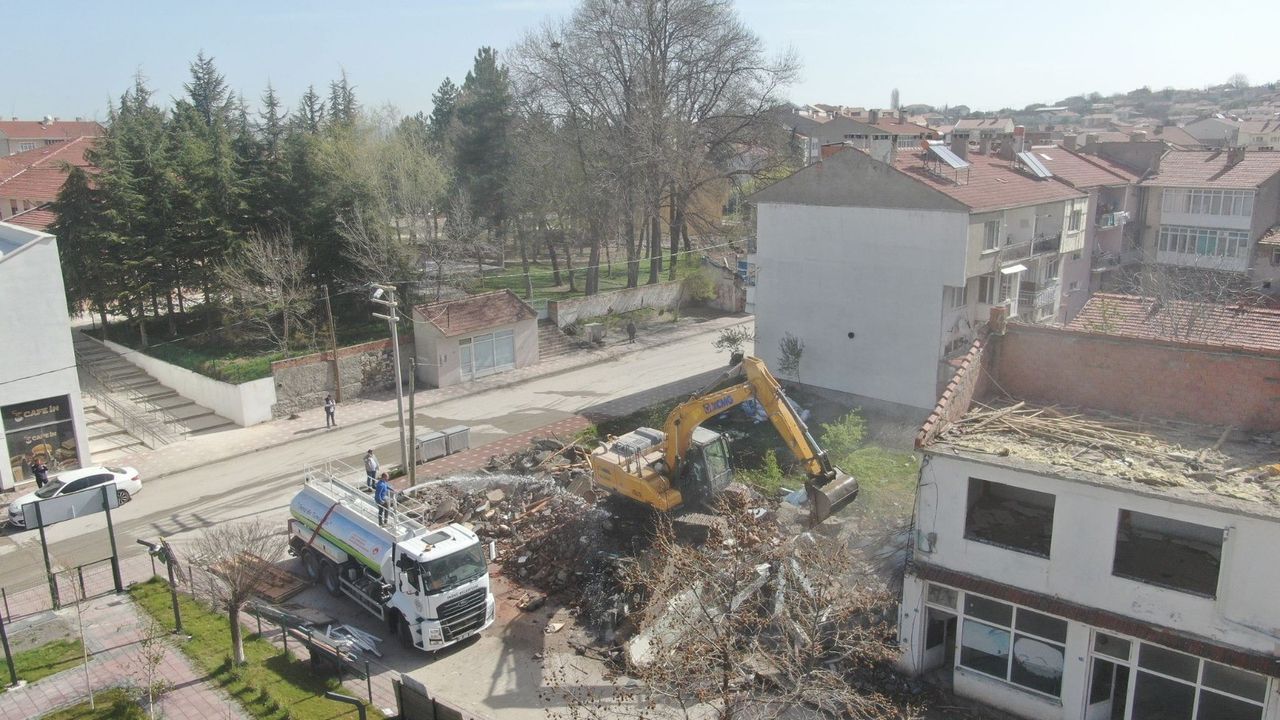 İnönü'de tehlike binaların yıkımı devam ediyor