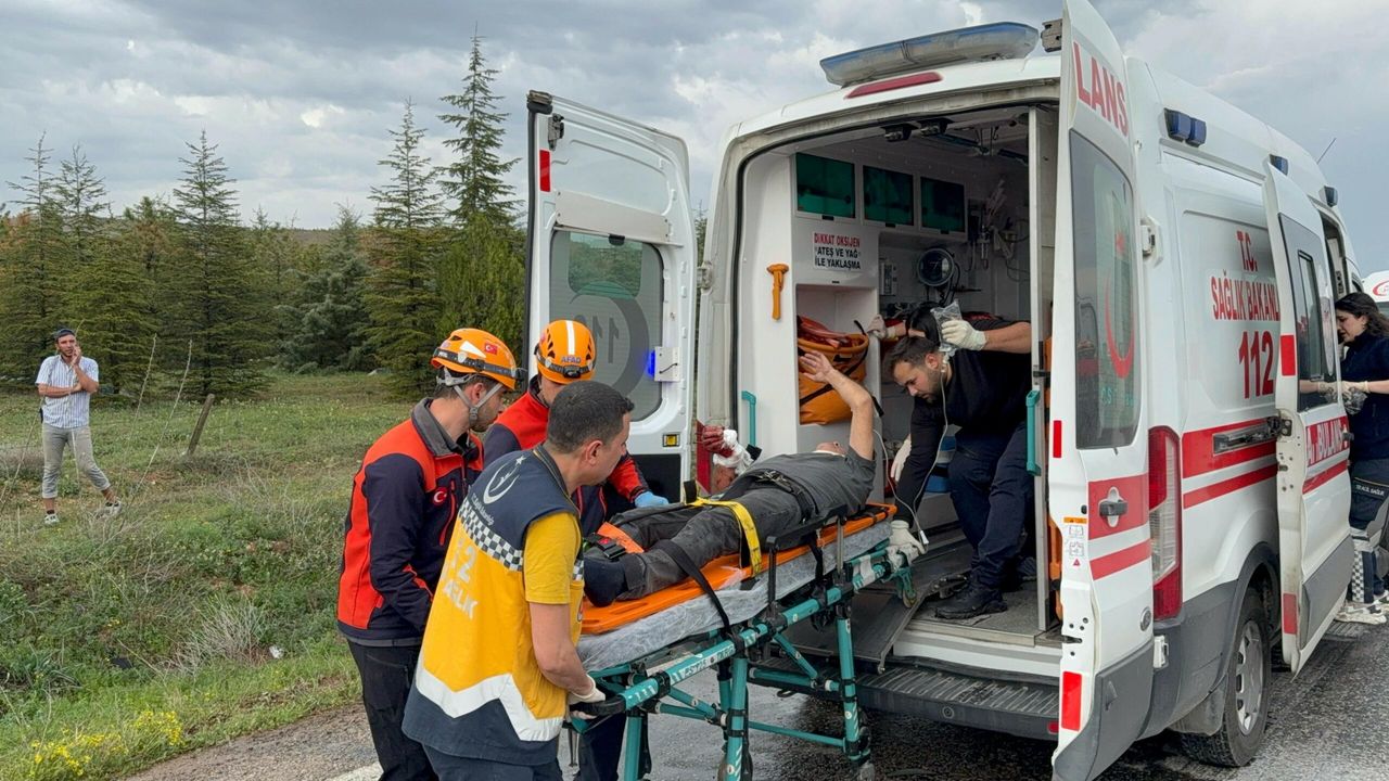 Tırla çarpışan otomobil kağıt gibi ezildi: 1 ölü, 1 yaralı