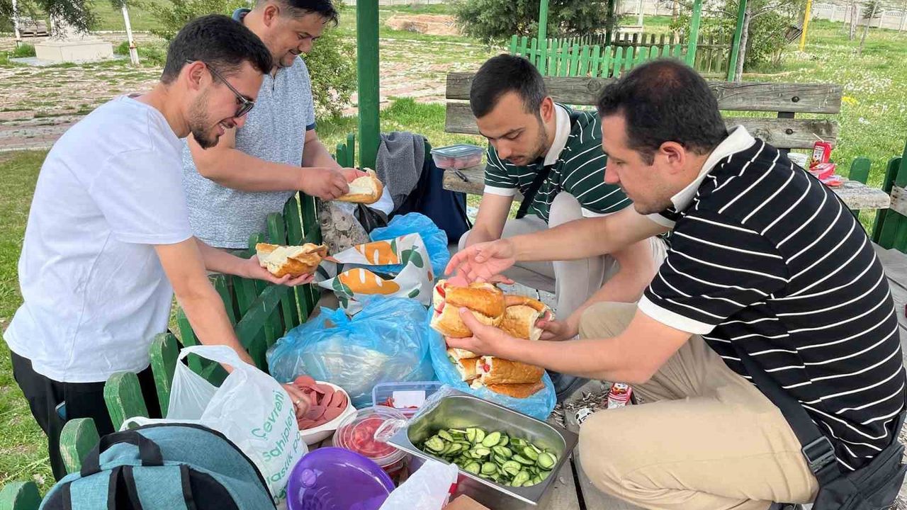 Afyonkarahisar’da üniversiteli gençler kaplıca etkinliğiyle stres attı