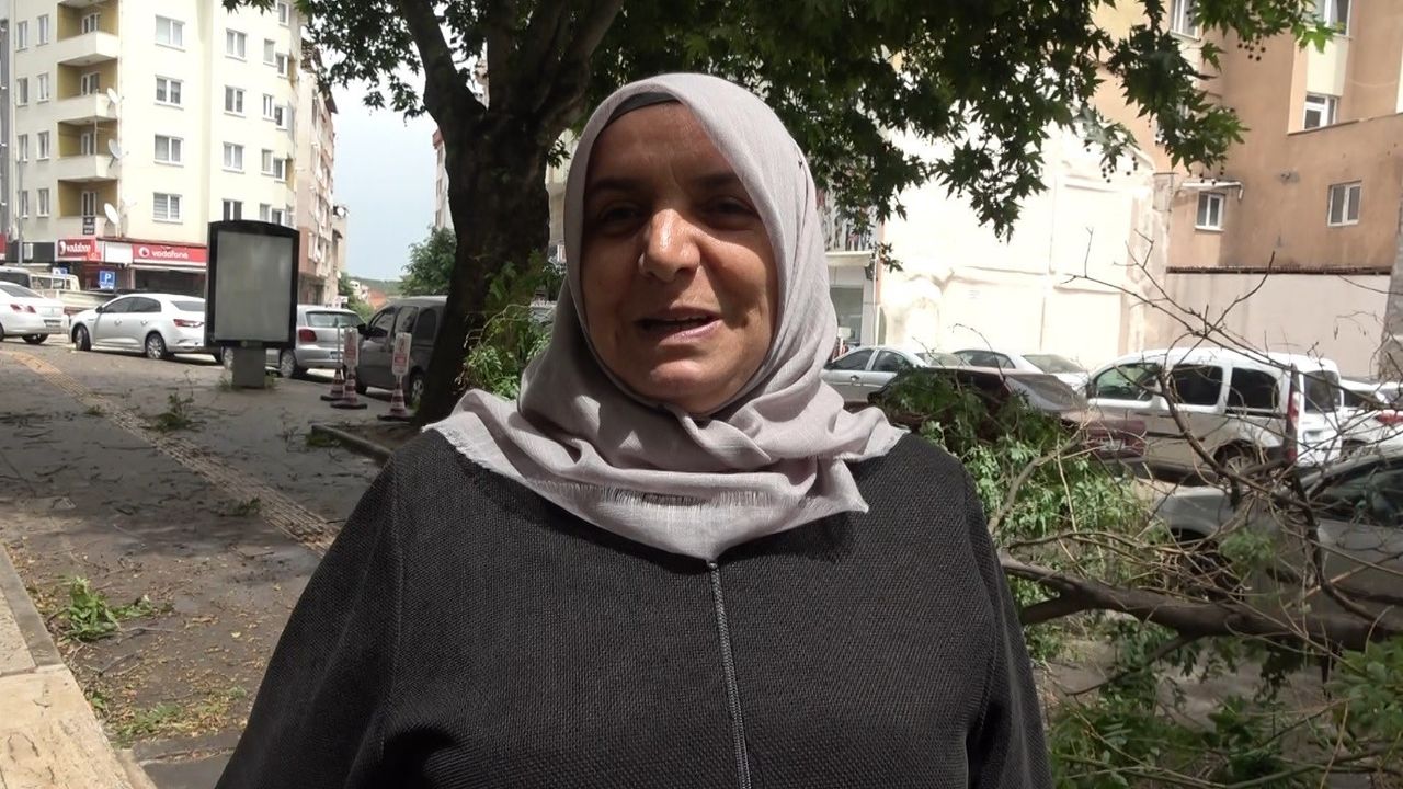 Bilecik’te yaşanan fırtınada üzerine ağaç dalı düşmesinden son anda kurtuldu
