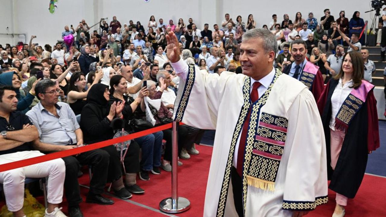 Anadolu Üniversitesi mezuniyet törenleri tüm hızıyla devam ediyor