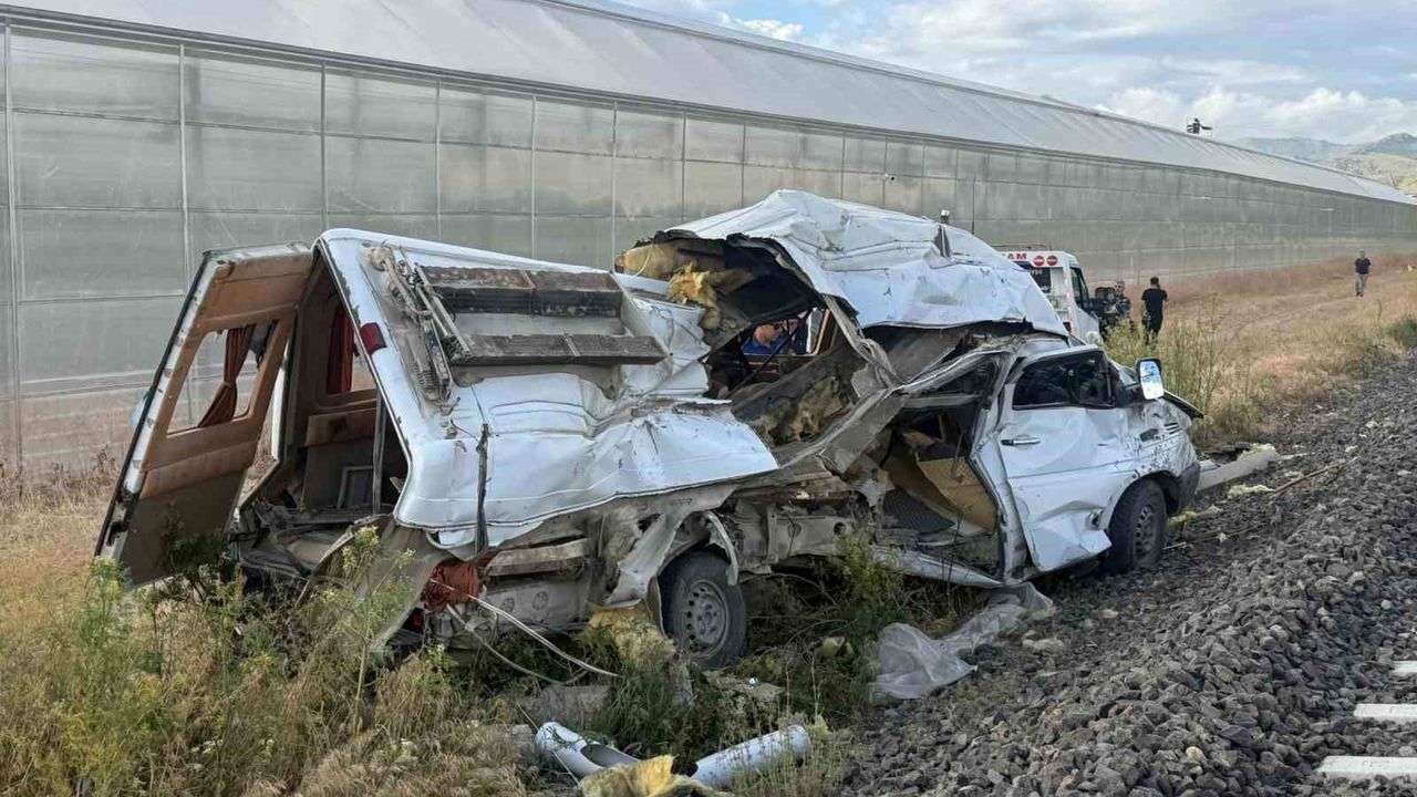 Afyonkarahisar’da tren minibüse çarptı: 1 yaralı