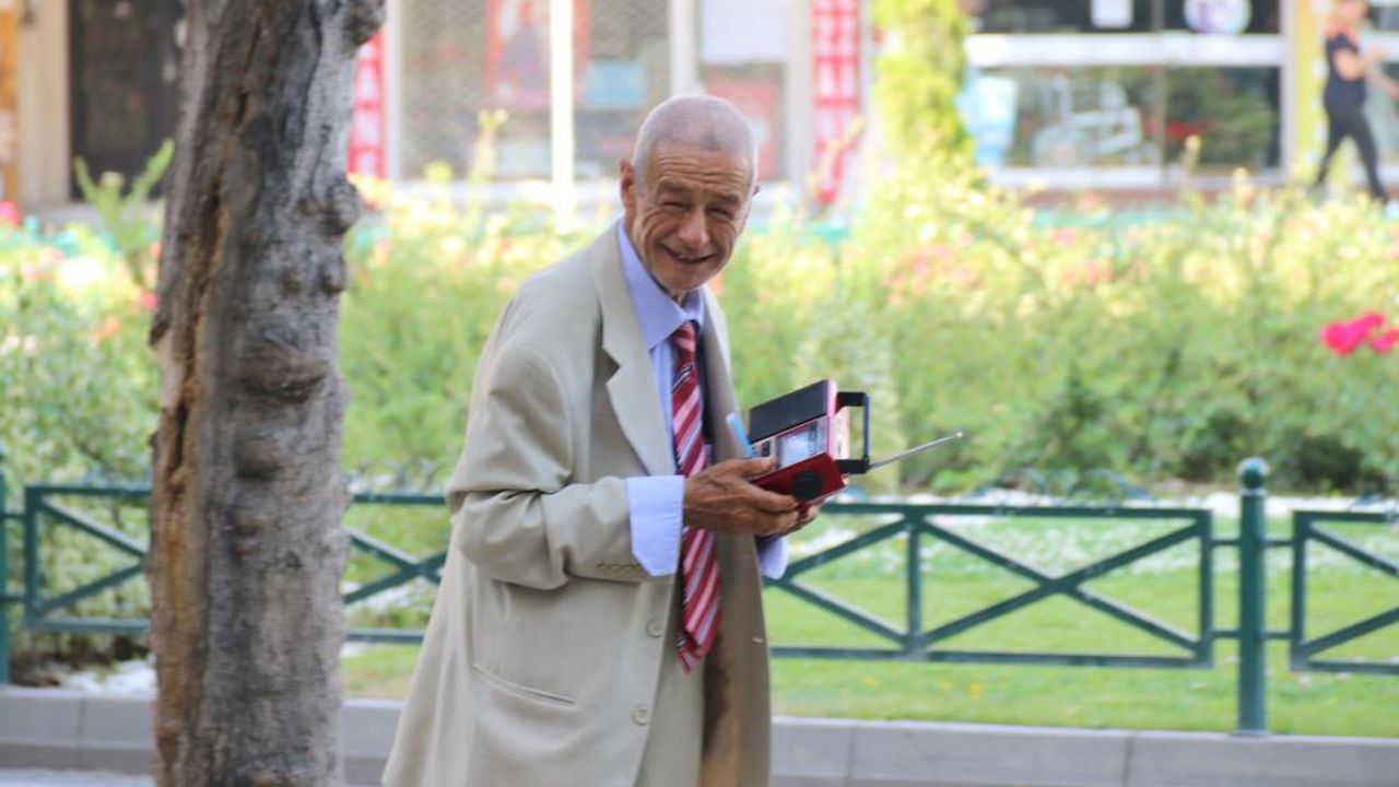 Elinde teyp ile sokak sokak gezerek müzik dinliyor