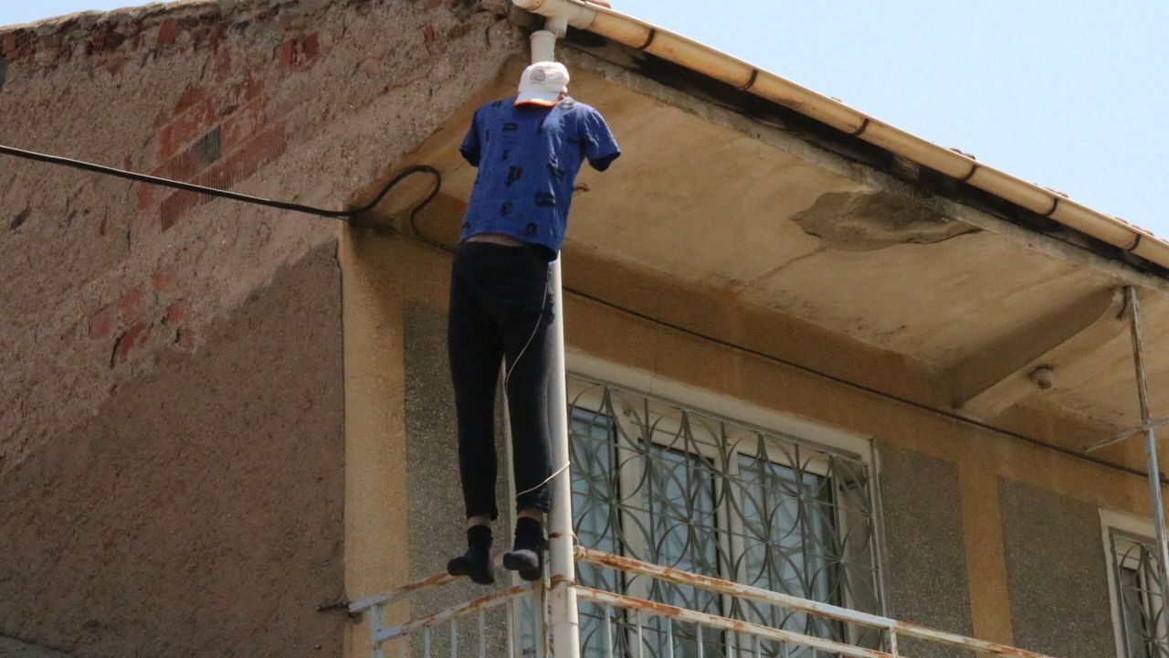 Evin balkonuna cansız manken asıldı, görenler ilk bakışta ceset sandı