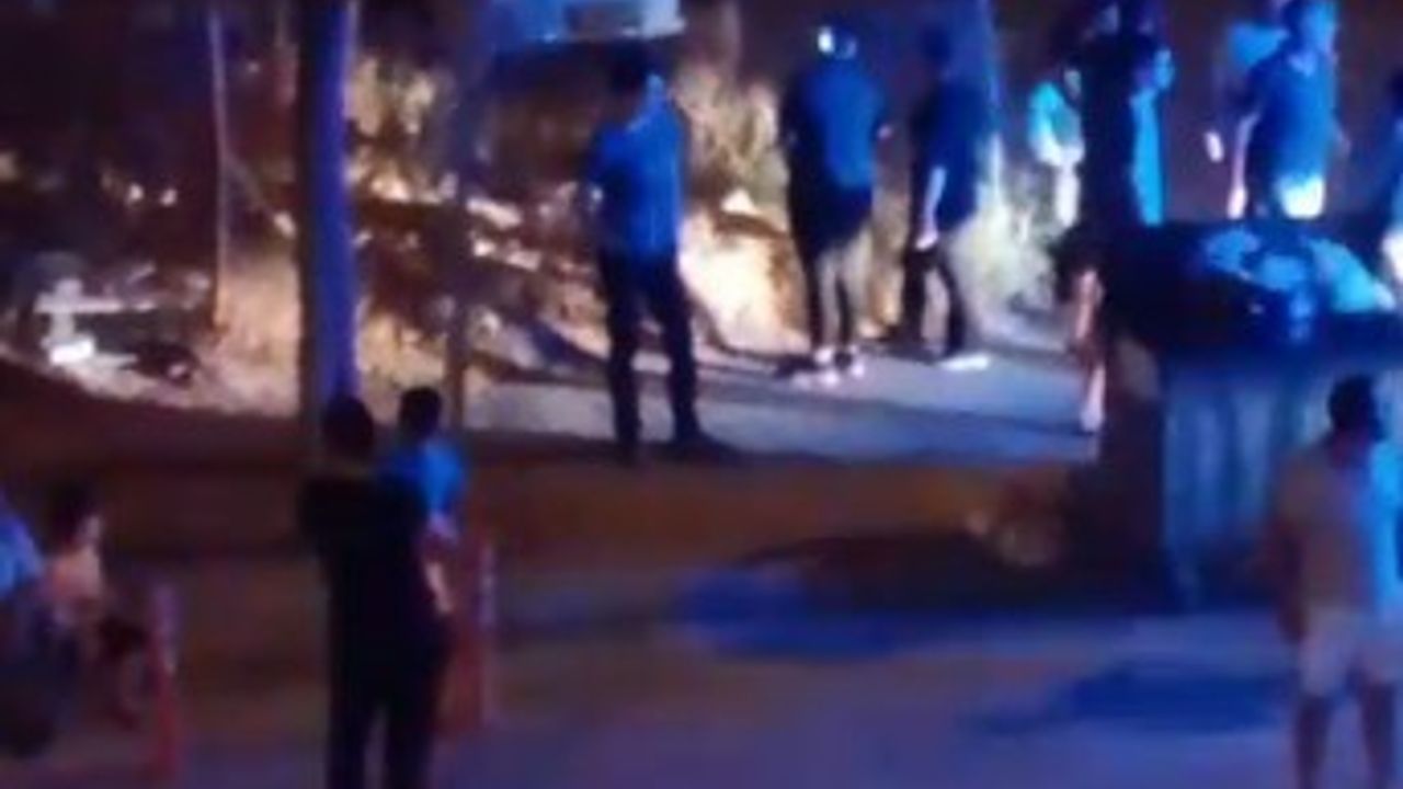 Gece saatlerinde çıkan yangın mahalleliyi sokağa döktü