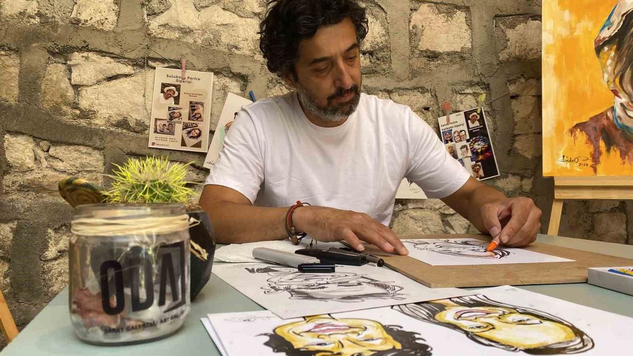 (ÖZEL) İşitme engelli sanatçı duygularını resimlerle ifade ediyor