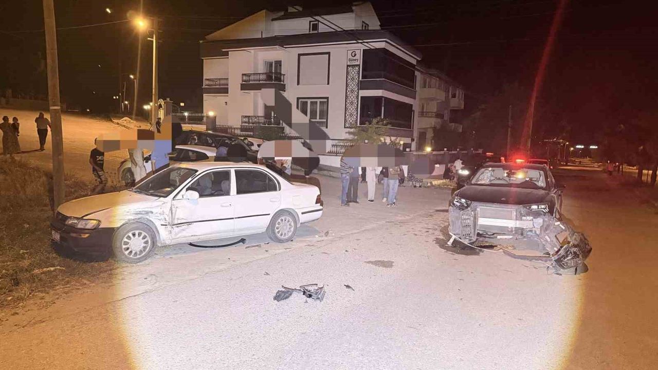 Otomobillerin çarpıştığı kazada 3 kişi yaralandı