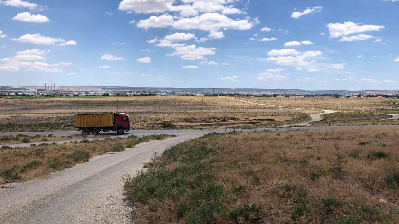 Karanlıkta kalan yola aydınlatma istiyorlar