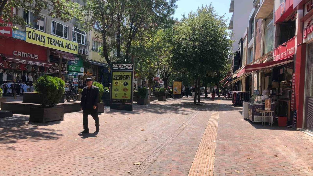 Sıcak havalarda kent merkezi boş kaldı
