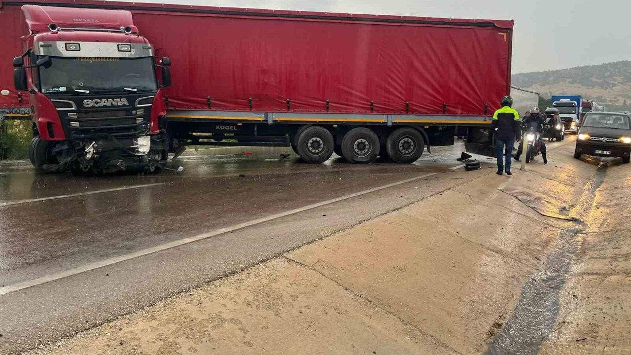 Otomobile çarpan tır sürücüsü yaralandı