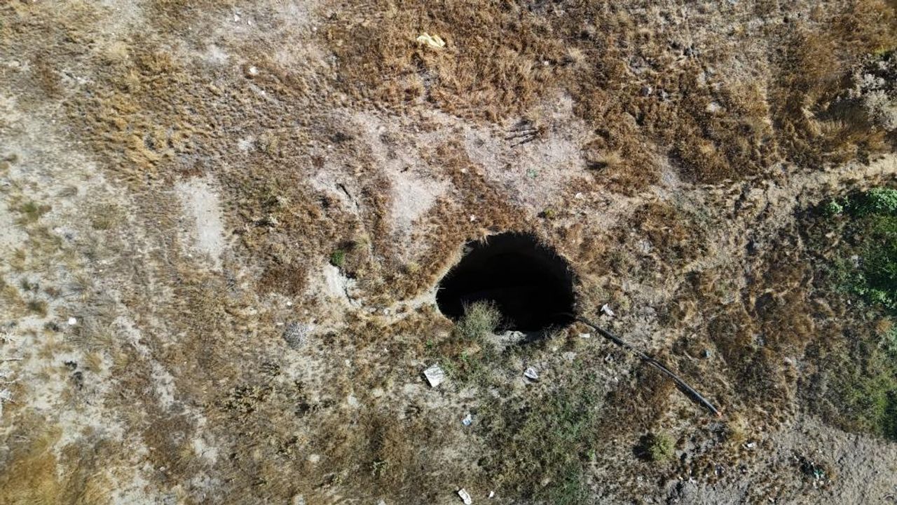 Balıkesir'deki 6.1'lik deprem sonrası Eskişehir'de oluşan obruk dron ile görüntülendi