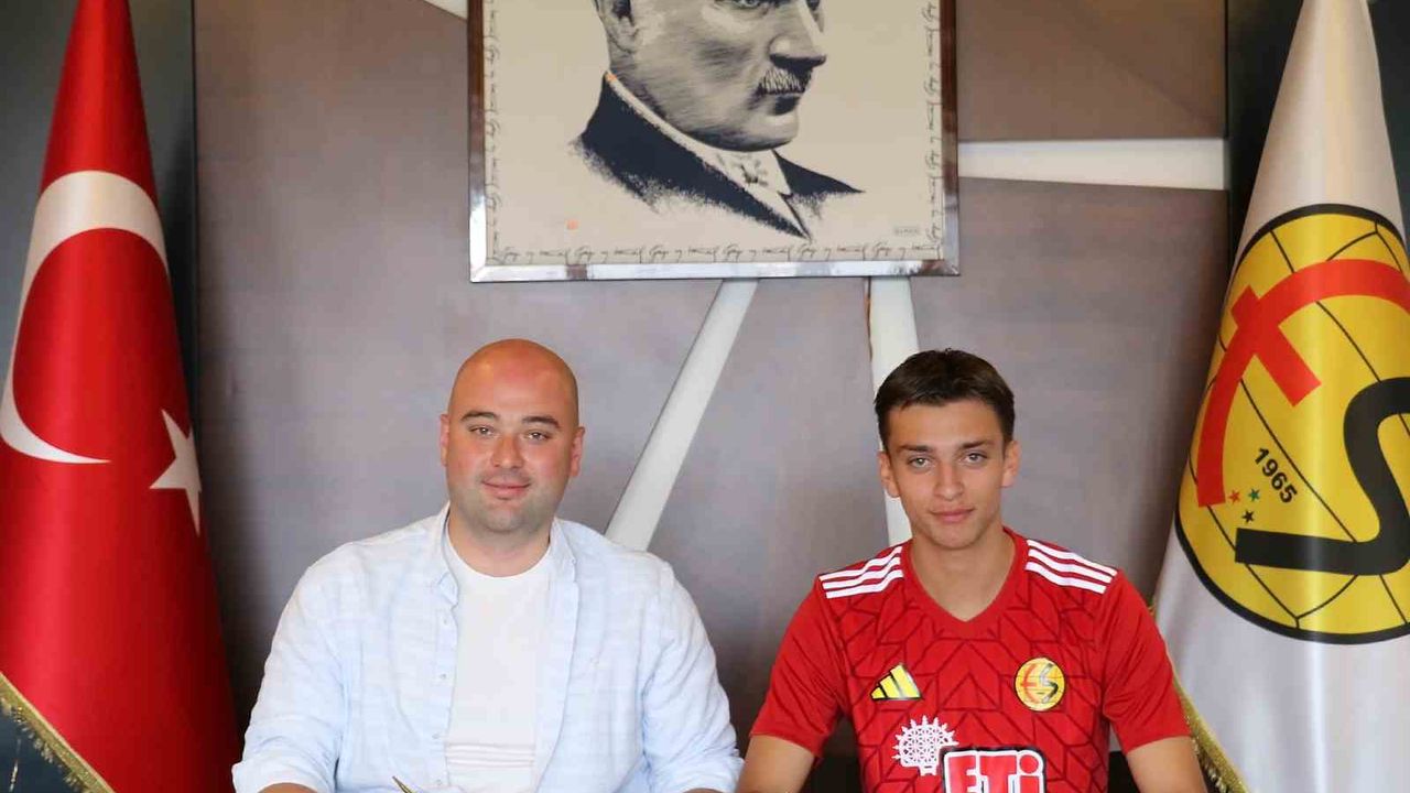 Eskişehirspor genç sporcu ile profesyonel sözleşme imzaladı