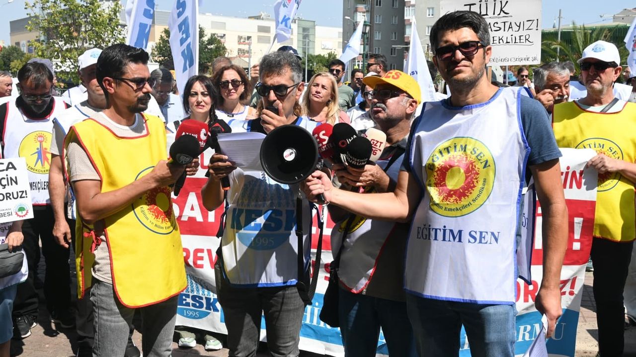 Memurlar iş bırakıp basın acıkması yaptı