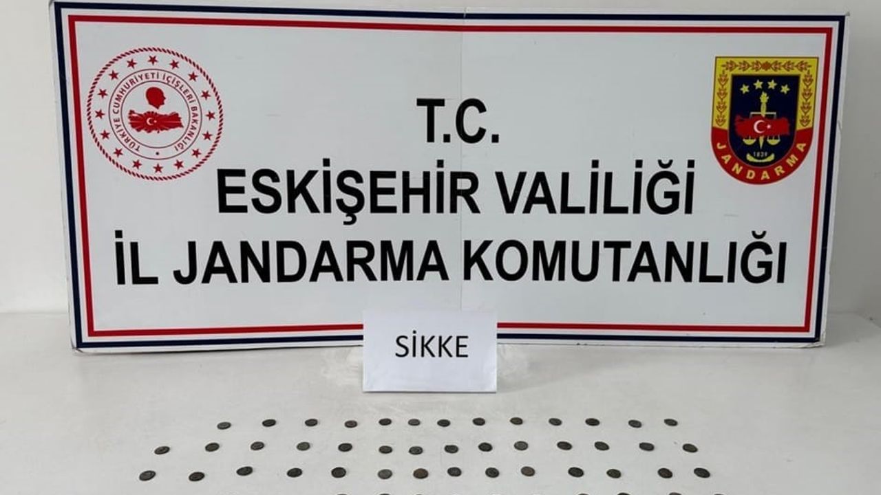 Tarihi eser kaçakçısı çantasındaki sikkelerle yakalandı