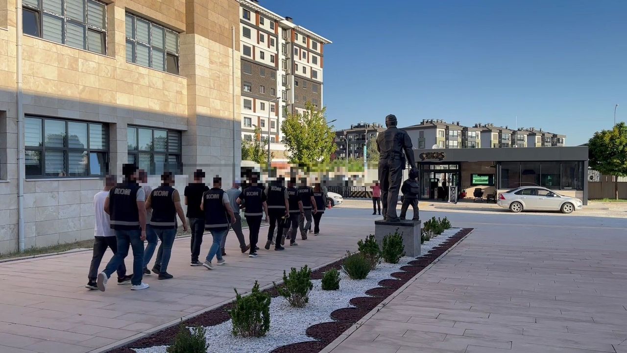 Rüşvet operasyonunda 9 kişi tutuklandı