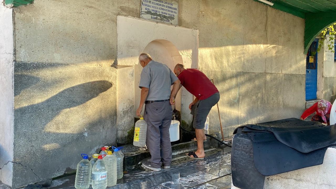 Halka açık çeşmelerde vatandaş yoğunluğu