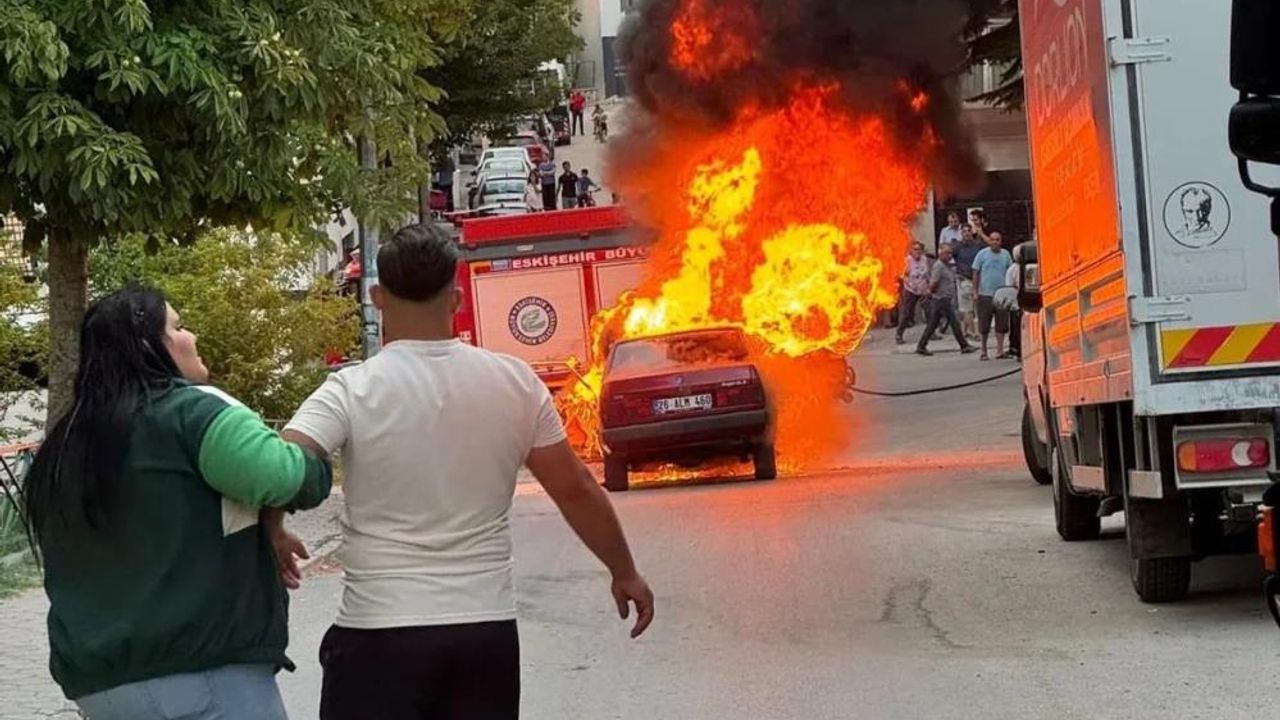 Gözlerinin önünde kül olan arabasının hurdasını bile atmaya kıyamadı